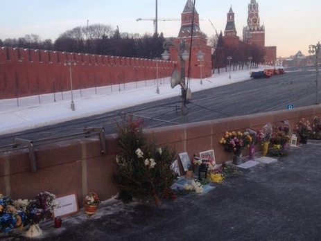 В Москве в третий раз разорили народный мемориал Немцова
