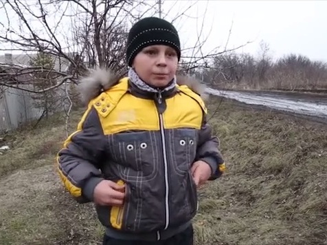 Украинские школьники на линии фронта вынуждены ходить в школу на оккупированную часть Донбасса. Видео