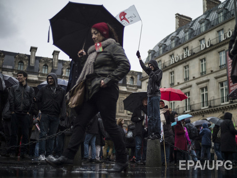 В Париже около тысячи человек протестовали против продления чрезвычайного положения. Фоторепортаж