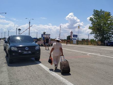 Граждане, которые живут в аннексированном Крыму, ездят на материковую часть Украины, чтобы навестить семью, купить необходимые товары, рассказали в ведомстве