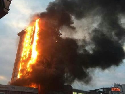В Китае пожар полностью охватил высотное здание