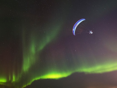 В Норвегии парапланерист впервые совершил ночной полет на фоне северного сияния. Видео 