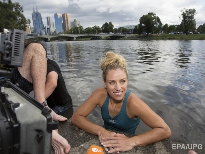 Победительница теннисного Australian Open Кербер отметила успех купанием в грязной речке в Мельбурне