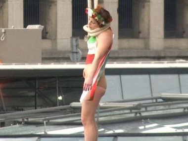 Активистка Femen повисла под парижским мостом в знак протеста против приезда Рухани. Фоторепортаж
