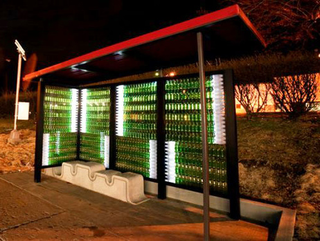 В США построили автобусную остановку из стеклянных бутылок и солнечных батарей. Фоторепортаж
