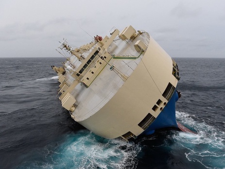 В Бискайском заливе бесконтрольно дрейфует грузовое судно. Фоторепортаж