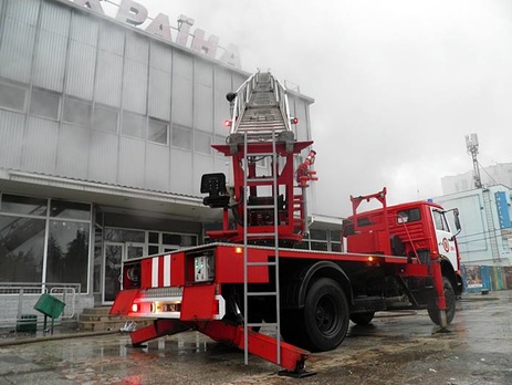 Пожарные продолжают бороться с огнем в ужгородском универмаге. Видео