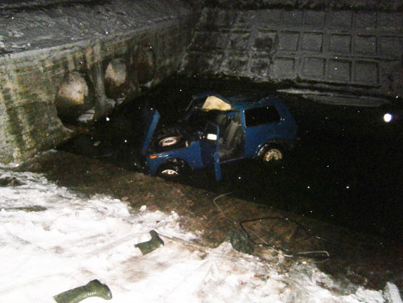 В Черниговской области три человека погибли из-за падения автомобиля в реку