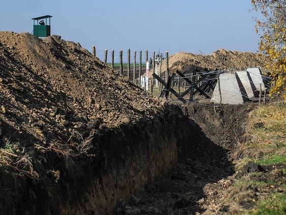 Кабмин: В 2015 году на границе с Россией оборудовали 230 км противотанковых рвов