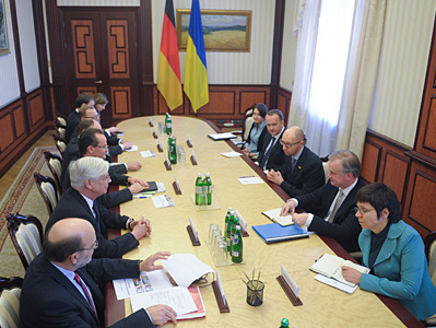 Яценюк: Нельзя допустить разобщенность в противодействии гибридной войне