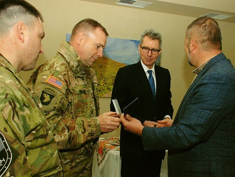 Командующий армией США в Европе и посол США в Украине посетили полк 