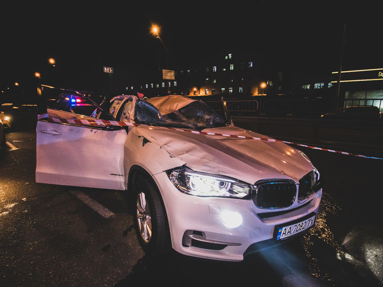Ночью в Киеве водитель BMW X5 устроил ДТП, пытаясь скрыться от патрульных авто