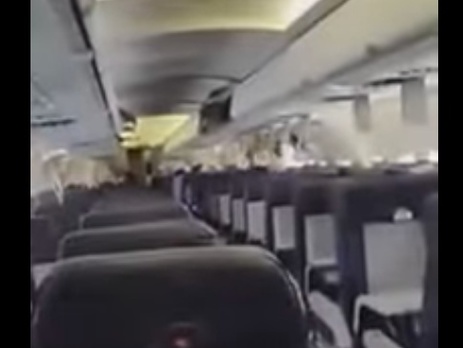 Пассажиры Airbus, на котором произошел взрыв во время полета в Сомали, показали самолет изнутри. Видео