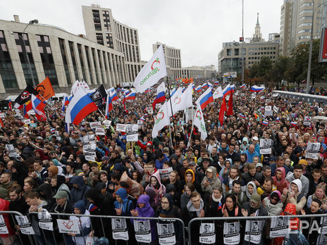 В Москве в санкционированной акции в поддержку оппозиционных кандидатов в Мосгордуму приняли участие около 49 тыс. человек. Фоторепортаж
