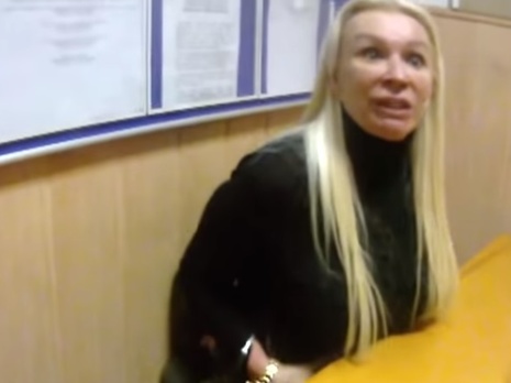 В Киеве задержанная блондинка сломала стол в отделении полиции: Моя сумочка стоит больше, чем все ваше отделение. Видео