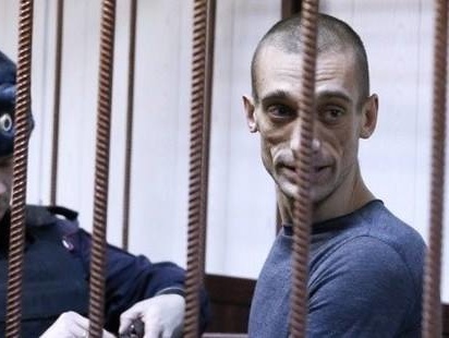 Московский суд продлил арест художнику Павленскому за поджог дверей в здании ФСБ