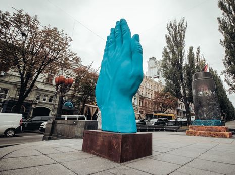 Скульптуру в виде большой синей руки перевезут из Киева в Николаев
