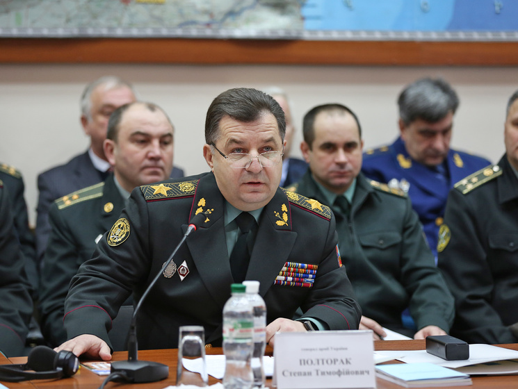 Глава Минобороны уволил военных, ворвавшихся на базу ВМС Украины в Одессе