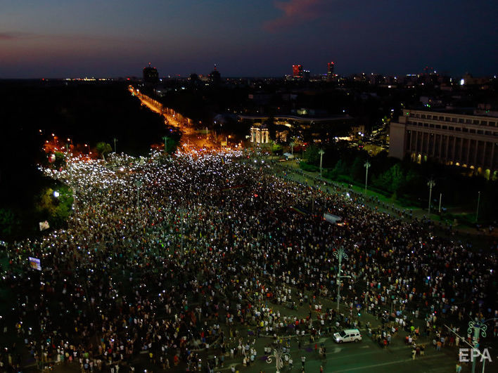 ﻿У Бухаресті приблизно 25 тис. осіб вимагало відставки уряду