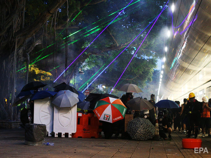 ﻿У Гонконзі протестувальники намагалися засліпити поліцейських лазерними указками, силовики застосували газ