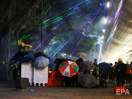 В Гонконге протестующие пытались ослепить полицейских лазерными указками, силовики применили газ