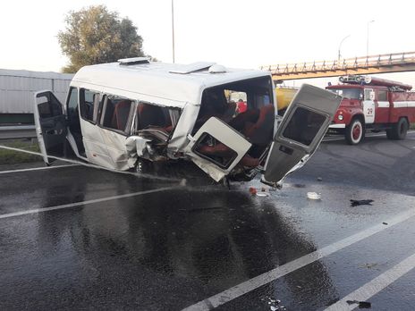 ﻿Унаслідок ДТП у Київській області загинуло двоє людей, ще 13 постраждали – ДСНС