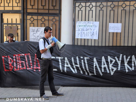 ﻿В Одесі мітингували під Генконсульством РФ на підтримку українських політв'язнів. Фоторепортаж