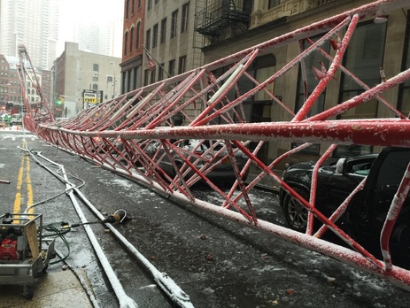 В центре Нью-Йорка упал башенный кран. Фоторепортаж