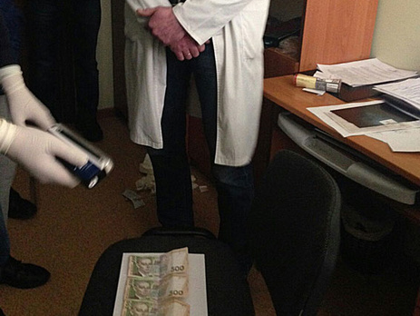 В Виннице правоохранители задержали на взятке эксперта бюро судебно-медицинских экспертиз