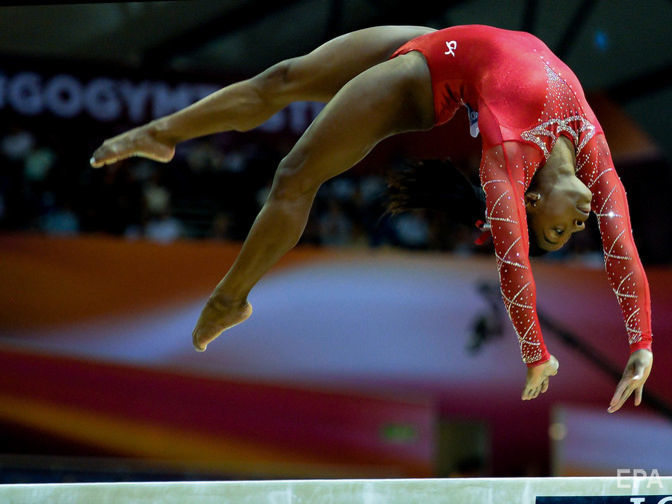 ﻿Американська гімнастка вперше в історії виконала на колоді подвійне сальто назад із двома переворотами. Відео