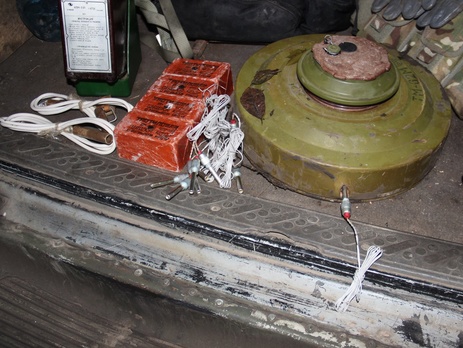 СБУ и украинские военные задержали в зоне АТО автомобиль со взрывчаткой