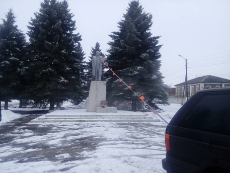 В Харьковской области свалили очередной памятник Ленину. Видео