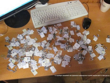 Украинские пограничники задержали украинку, пытавшуюся пронести через границу ювелирные украшения