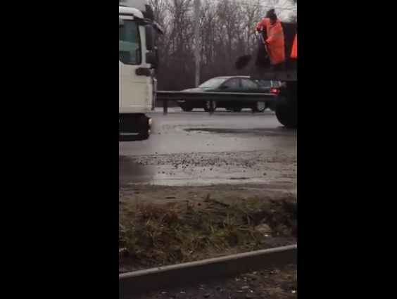 В Ростове-на-Дону рабочие провели ямочный ремонт федеральной трассы, не слезая с КамАЗа. Видео