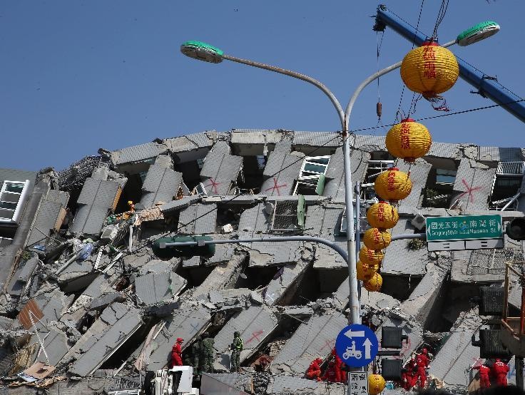 Жертвами землетрясения на Тайване стали уже 33 человека, растет число погибших детей