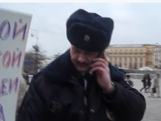 Во время пикета в Москве полицейского обеспокоила цитата Льва Толстого на плакате. Видео