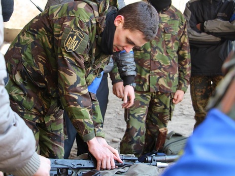 Бойцы с передовой обучают основам тактической подготовки запорожских подростков. Фоторепортаж