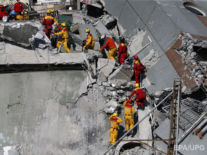 На Тайване после землетрясения спасатели извлекли из-под завалов дома двух выживших