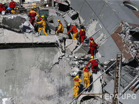 На Тайване после землетрясения спасатели извлекли из-под завалов дома двух выживших