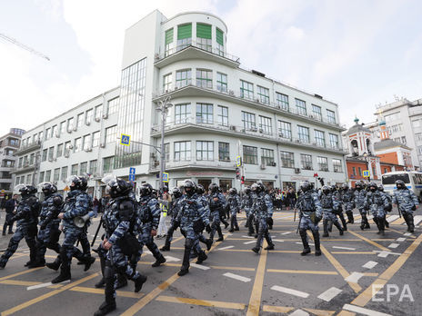 Telegram-канал Baza повідомив, що прізвище силовика, який ударив дівчину в живіт на мітингу, – Циплаков. У МВС РФ інформацію спростували