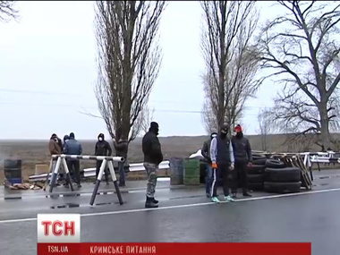 Въезды в АРК перекрыты вооруженными людьми