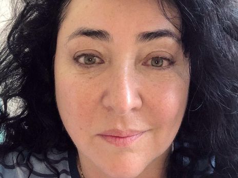 Лолита в полупрозрачном комбидрессе станцевала перед камерой