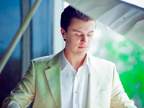 Пианист Хмара исполнил гимн Украины в центре Парижа. Видео