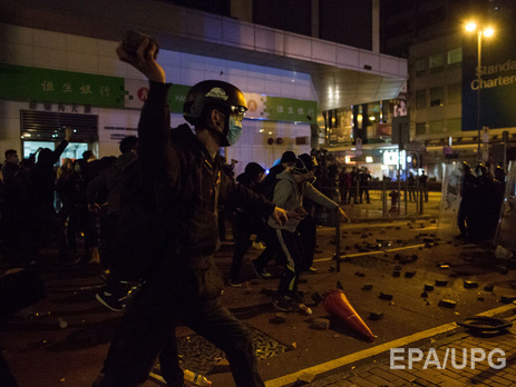 В Гонконге при разгоне нелегальных торговцев пострадали 48 человек. Фоторепортаж