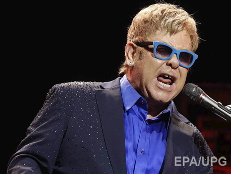 Элтон Джон спел караоке в автомобиле. Видео