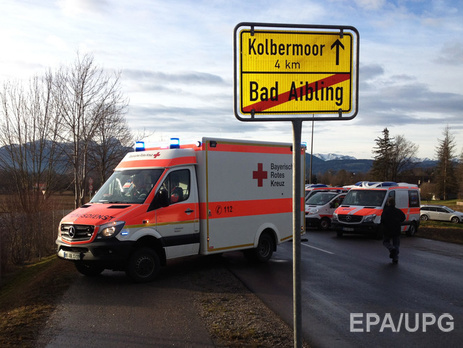В Германии проходит спасательная операция на месте столкновения двух поездов. Фоторепортаж