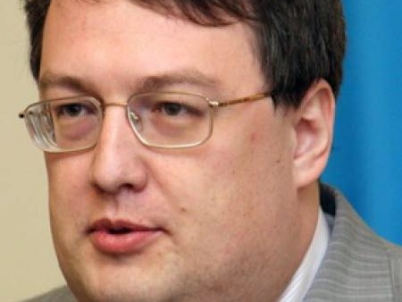 Антон Геращенко: В Кривом Роге офицер полиции, задержанный за взятку в $5 тыс, выстрелил себе в рот