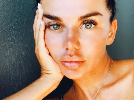 ﻿Сєдокова приміряла чорну перуку із чубчиком