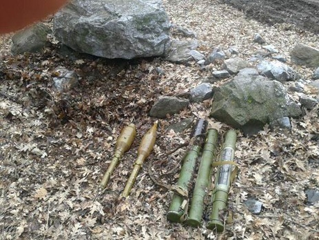 В Донецкой области СБУ обнаружила два тайника с оружием и боеприпасами