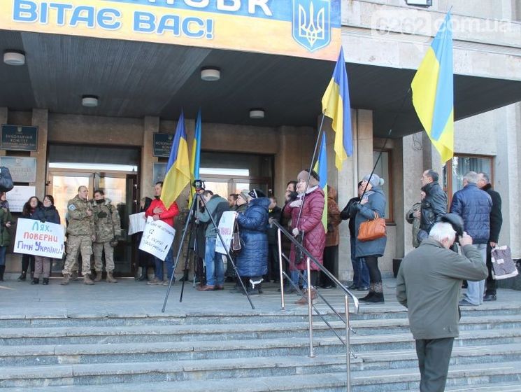 Активисты пикетировали горсовет Славянска, требуя возобновления ежедневной трансляции гимна Украины на главной площади